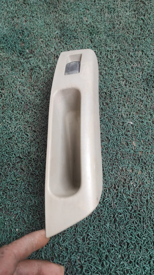 Porta objetos+ botón levanta vidrios trasero Lh Nissan march K12