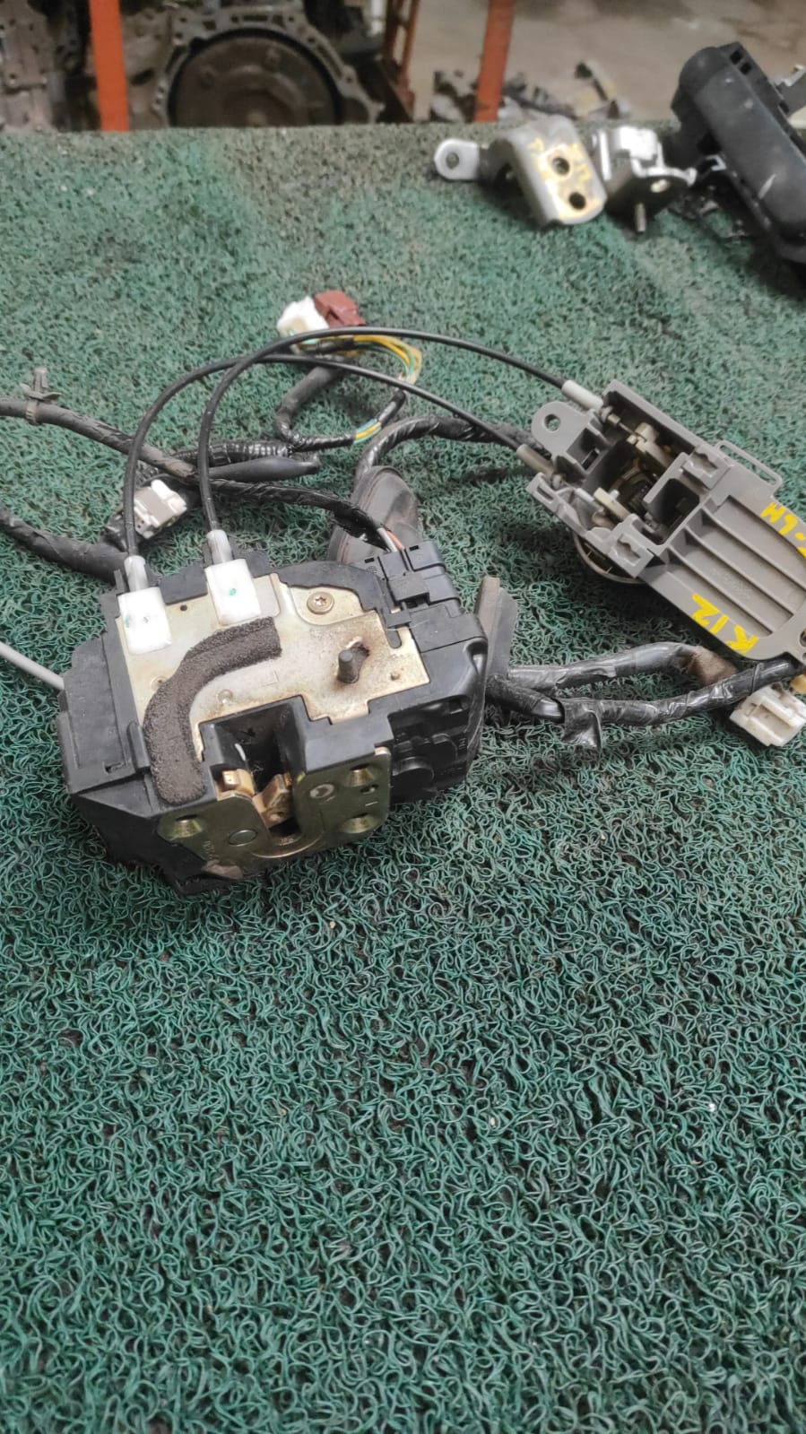 Chapa de puerta+ jalador interno trasero Lh Nissan march K12