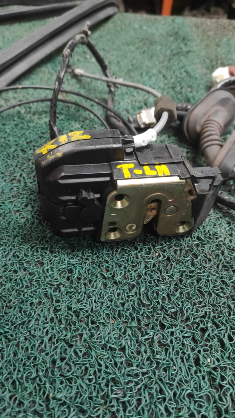 Chapa de puerta+ jalador interno trasero Lh Nissan march K12