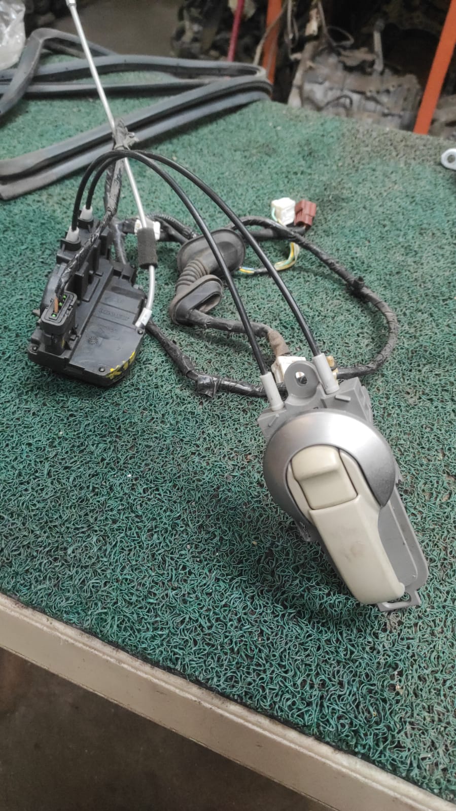 Chapa de puerta+ jalador interno trasero Lh Nissan march K12