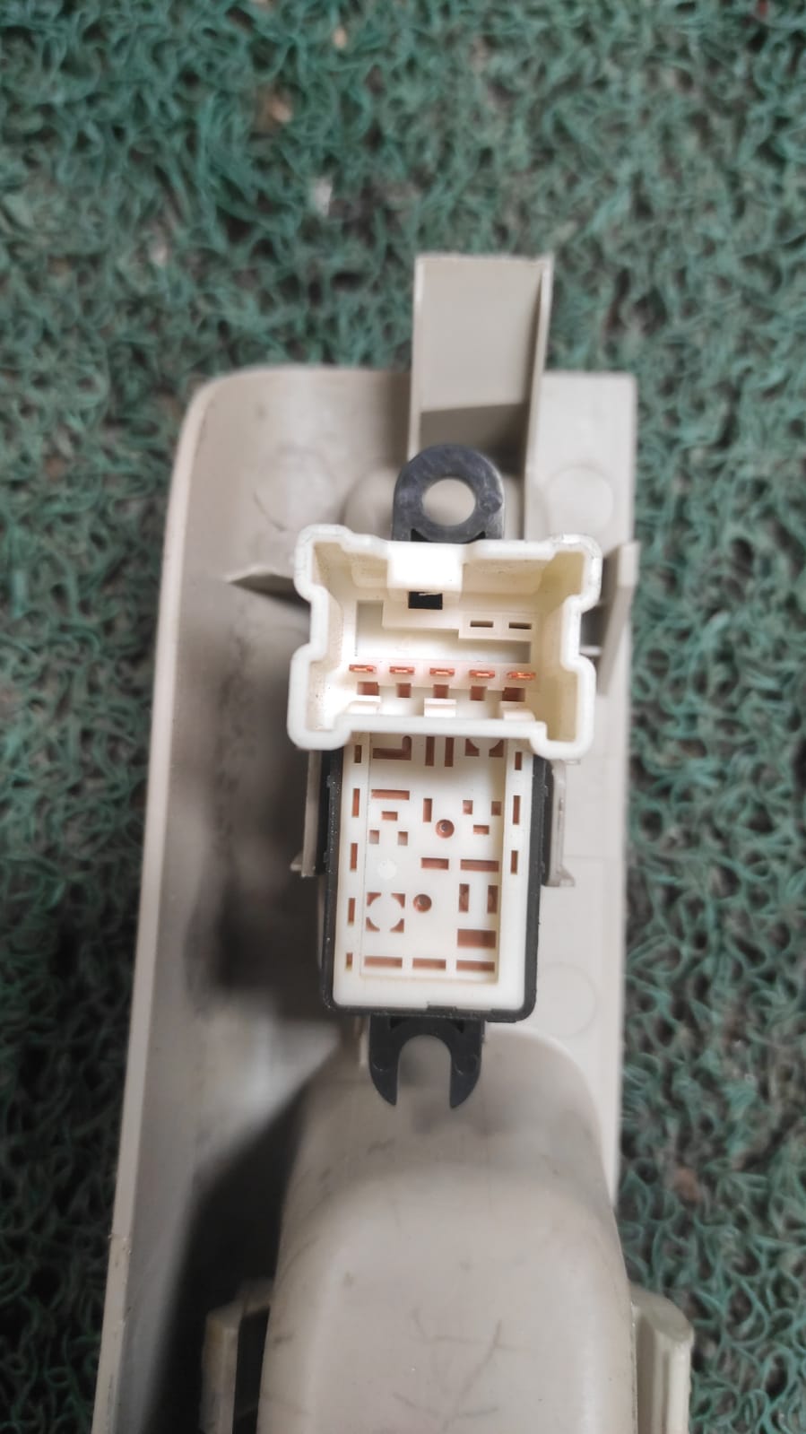 Porta objetos+ botón levanta vidrios trasero Lh Nissan march K12