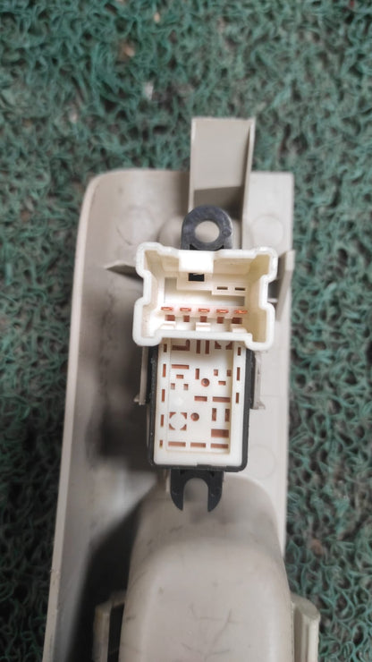 Porta objetos+ botón levanta vidrios trasero Lh Nissan march K12